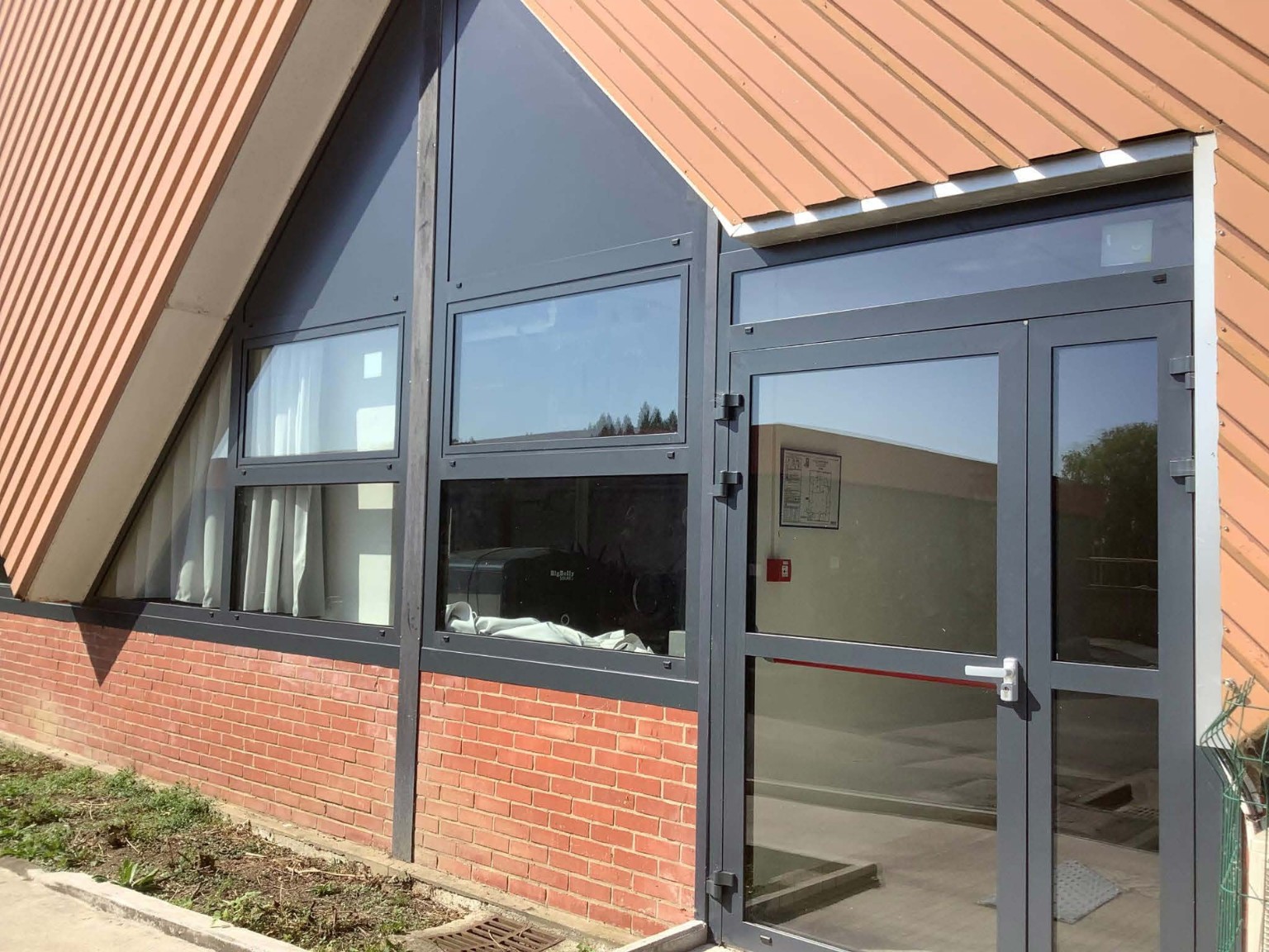 Ensemble vitré en aluminium anthracite avec porte