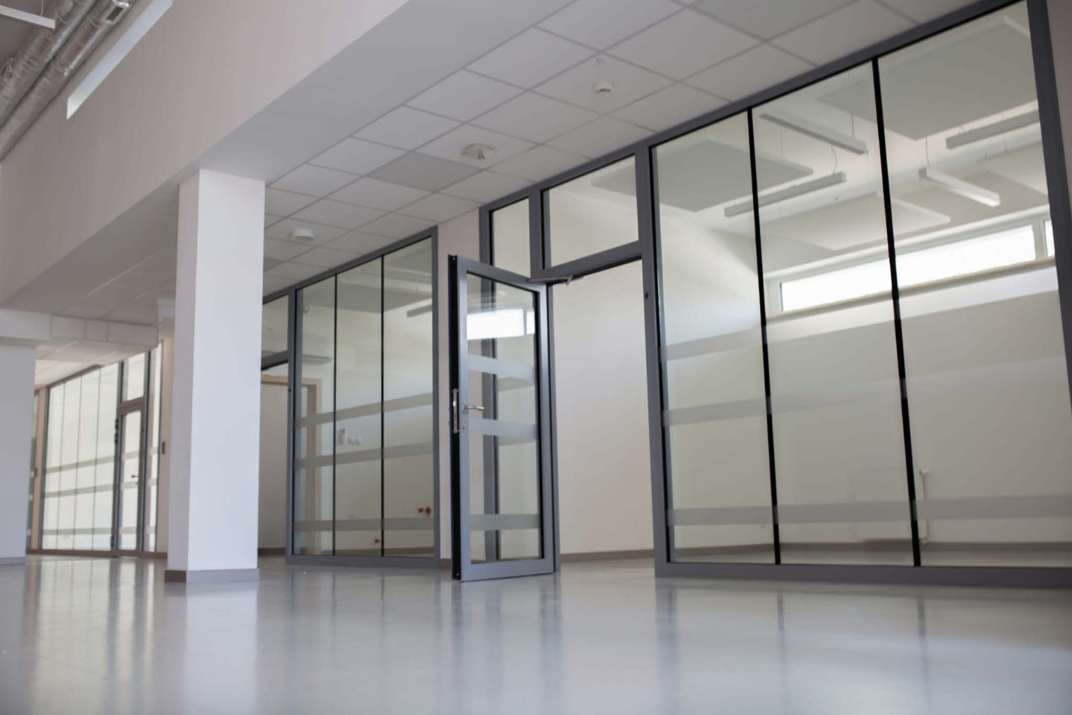 Cloisons vitrées intérieures avec profils aluminium anthracite