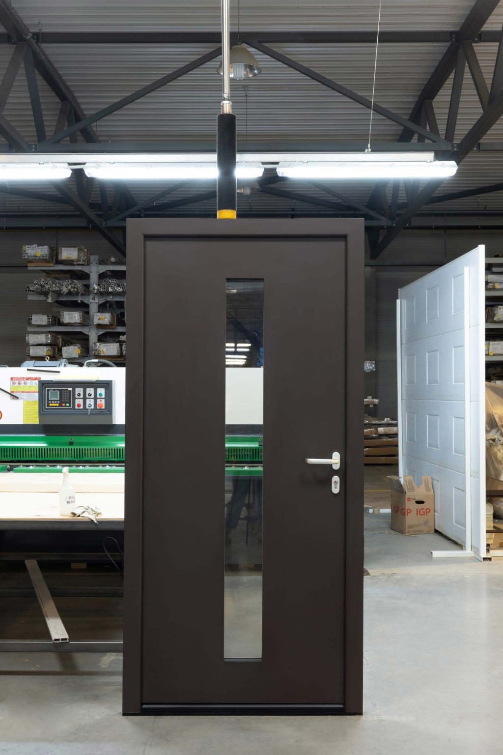 Porte contemporaine sombre avec vitrage vertical