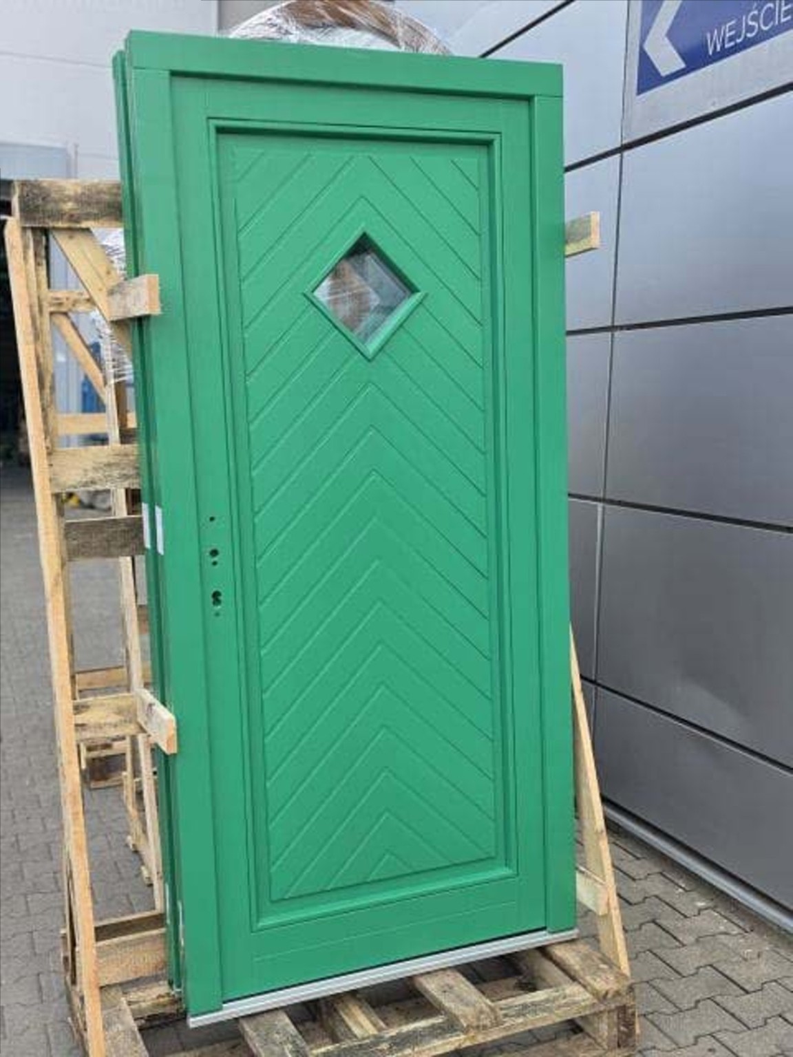 Porte verte sur mesure avec petit vitrage losange
