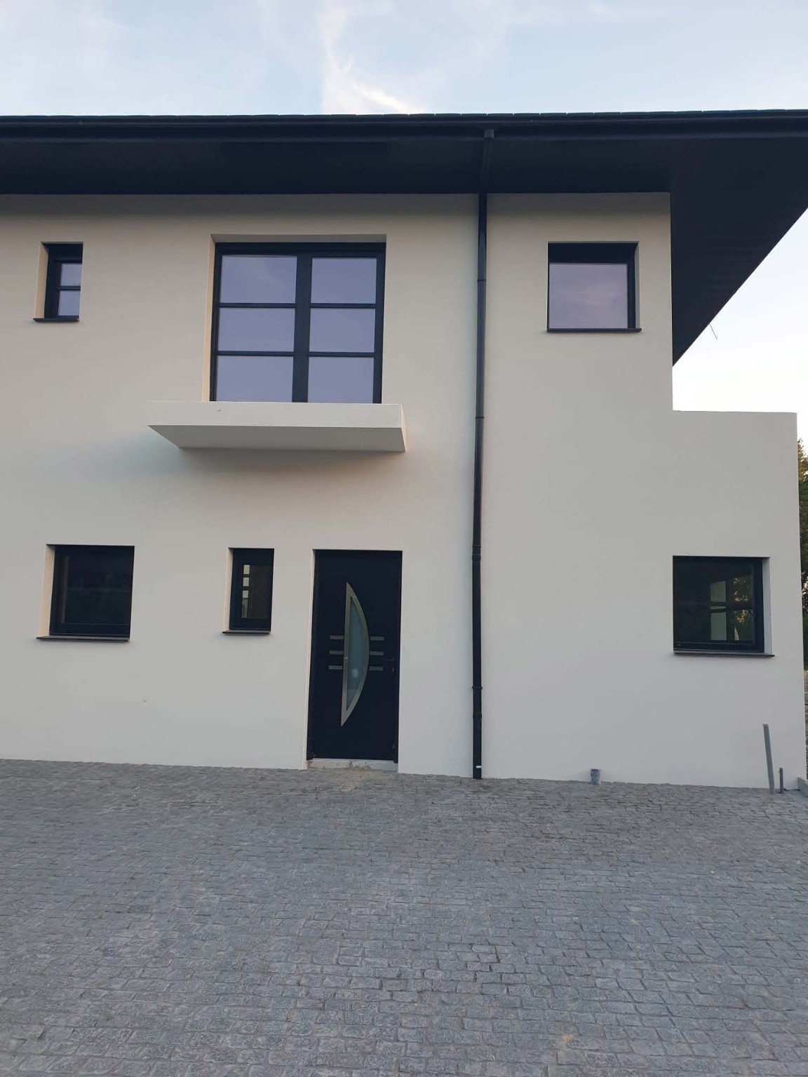 Maison contemporaine avec châssis anthracite