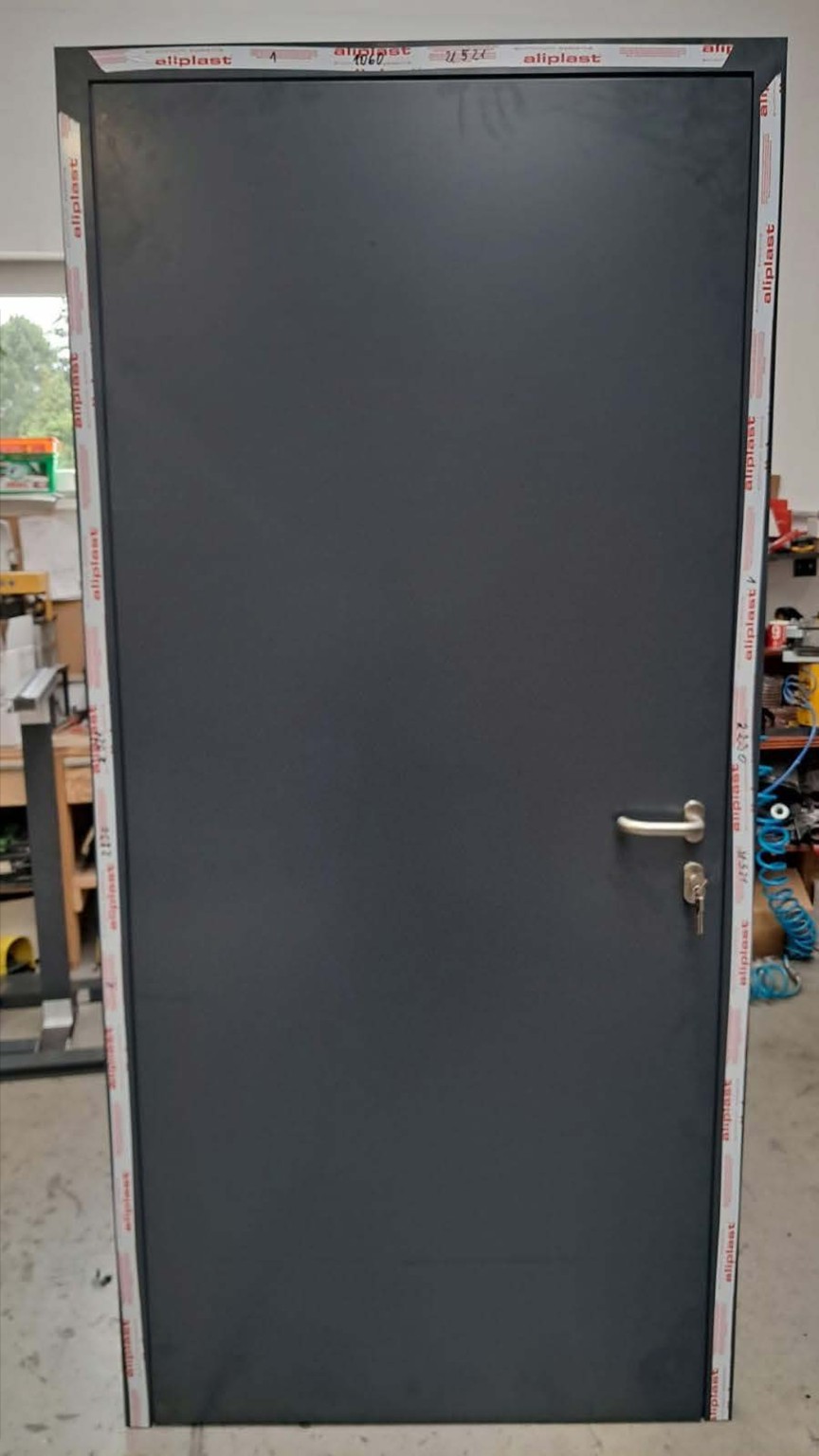 Porte pleine anthracite sur mesure