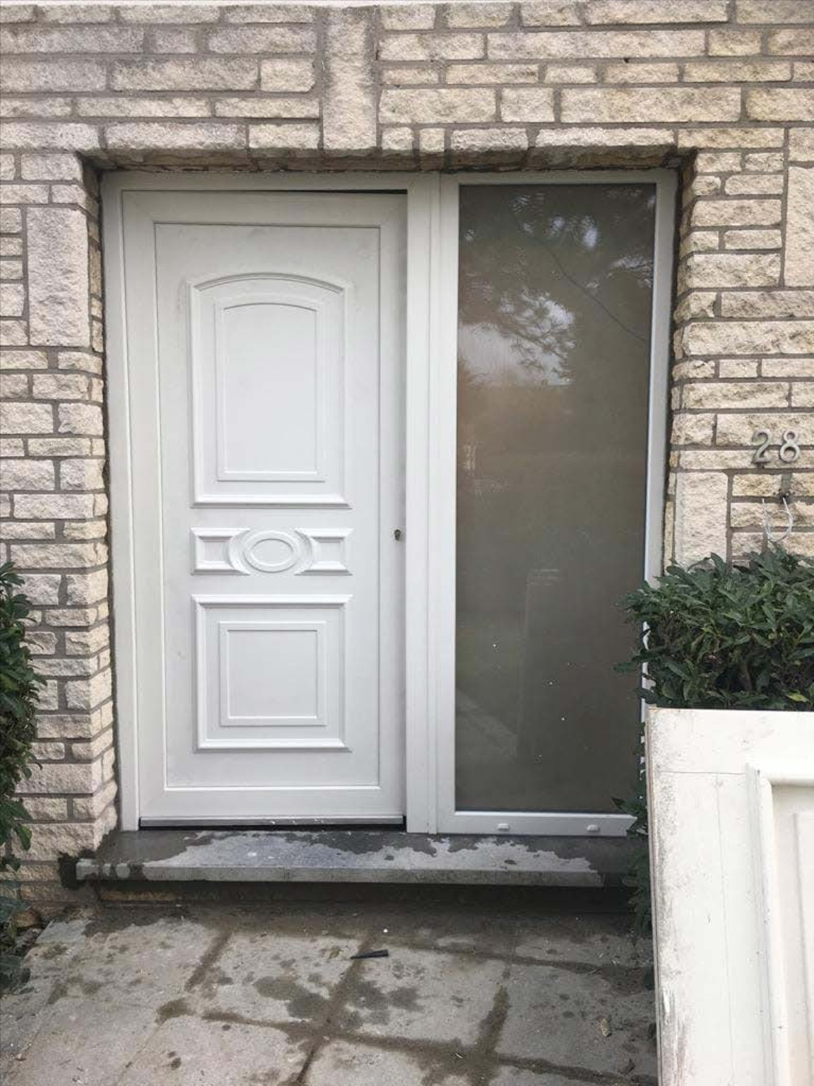 Porte blanche avec panneau mouluré et fixe vitré latéral