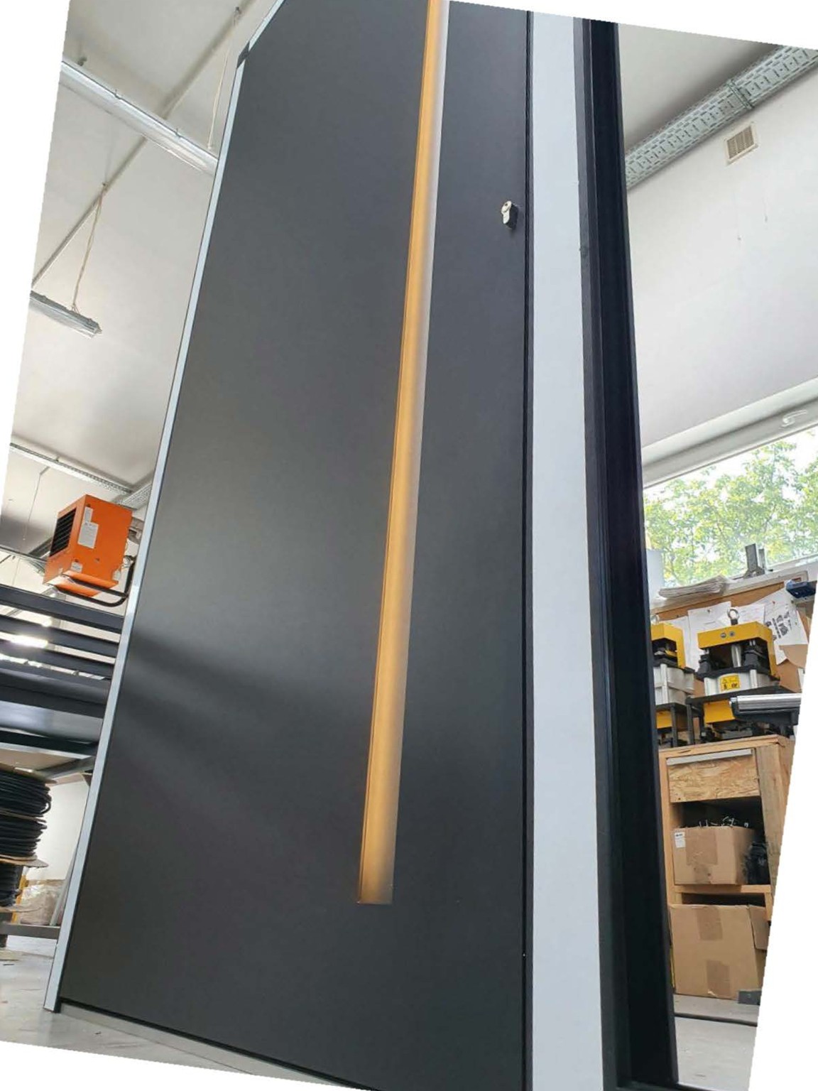 Porte design anthracite avec longue poignée verticale intégrée