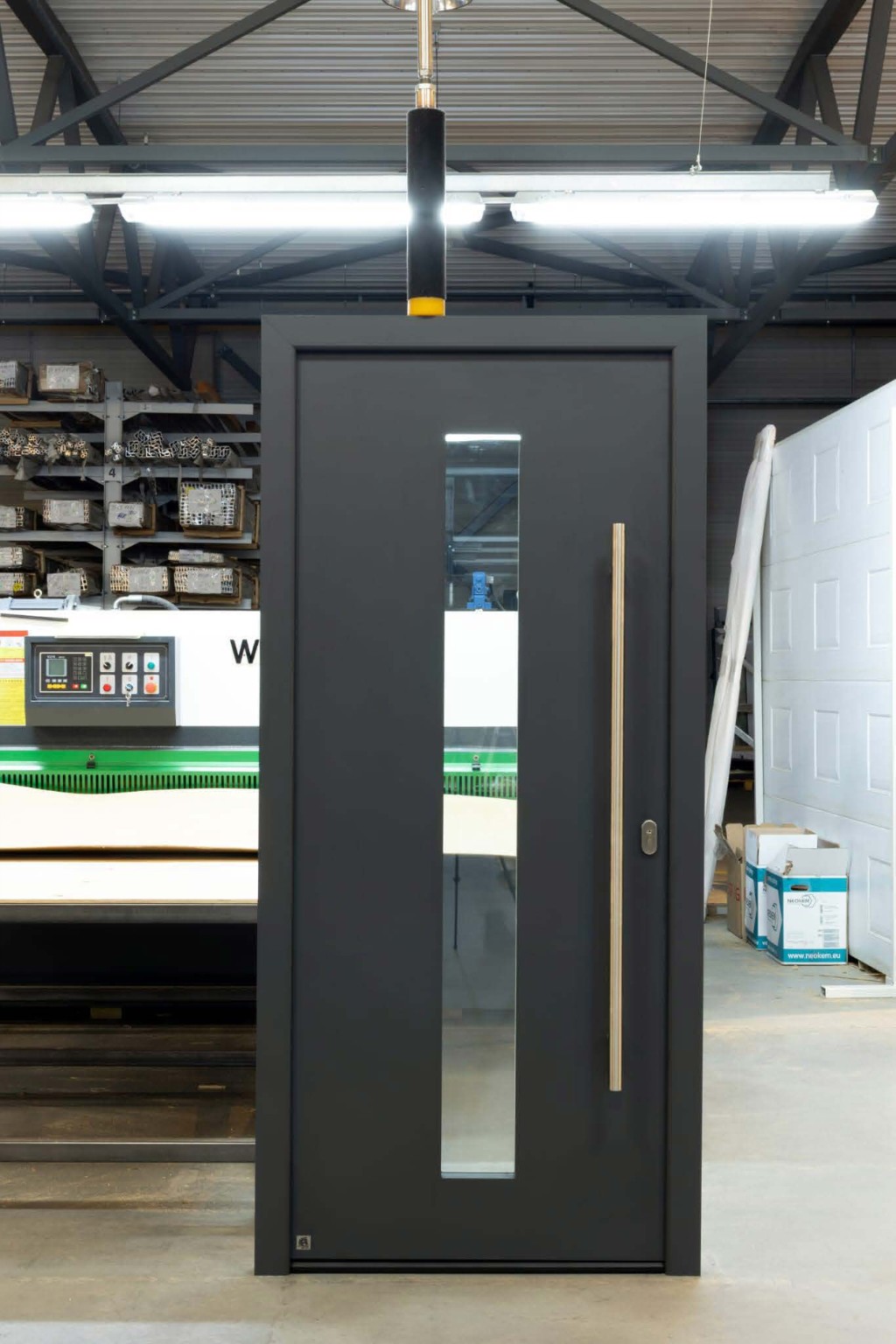 Porte anthracite moderne avec vitrage vertical et longue poignée