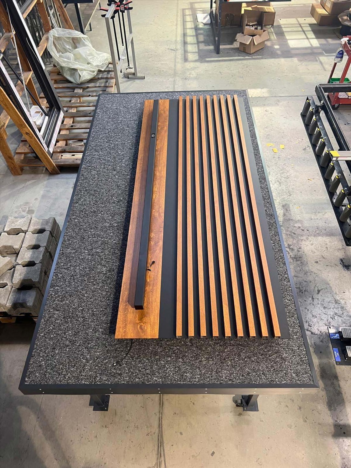 Élément décoratif bois et anthracite en préparation atelier