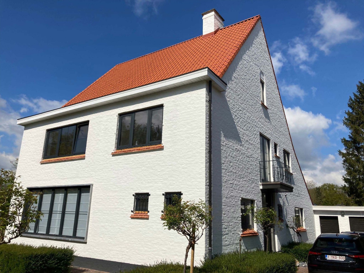 Maison rénovée avec châssis noirs