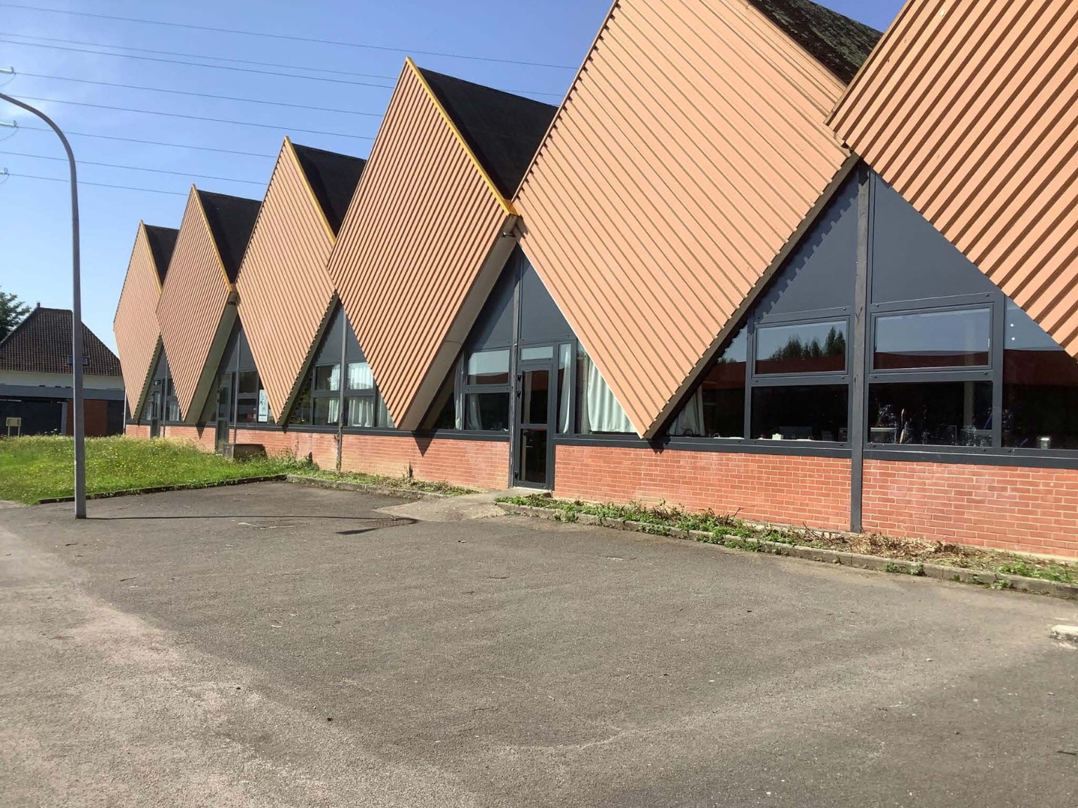 Bâtiment industriel avec grandes menuiseries vitrées anthracite